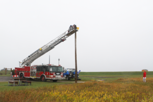 L’aide des pompiers de Carleton-sur-Mer lors de l’installation des oeuvres.