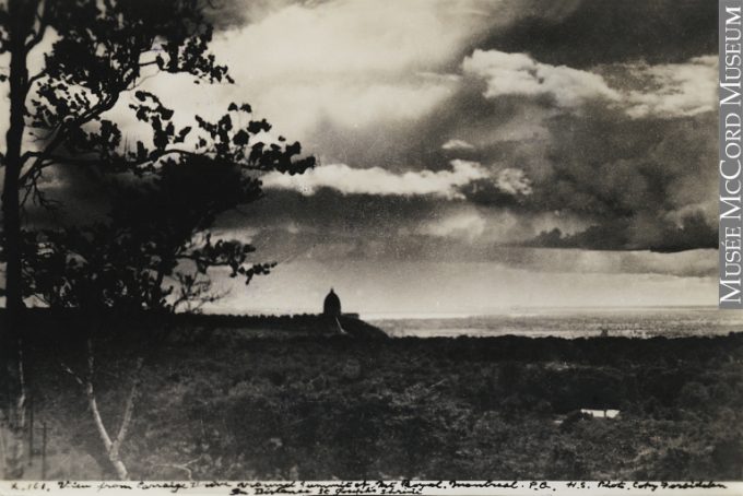 Musée McCord. M2011.64.2.3.107. Harry Sutcliffe, vue du cimetière avec l’oratoire Saint-Joseph au loin, depuis le chemin des Calèches sur le mont Royal, vers 1938.