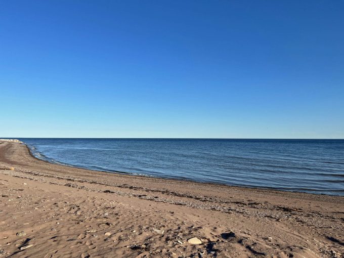 Coup d'œil à l'est sur la plage à Ubé.