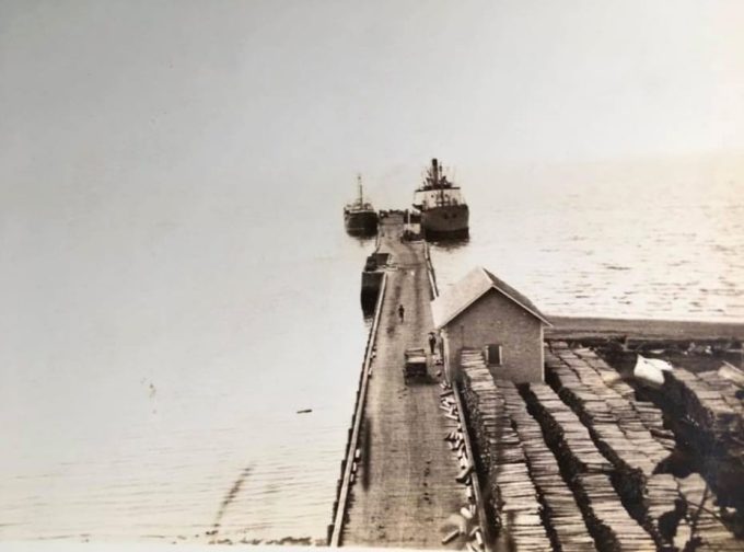 Quai du village. Abri à droite, « chaffaud à Varis ».