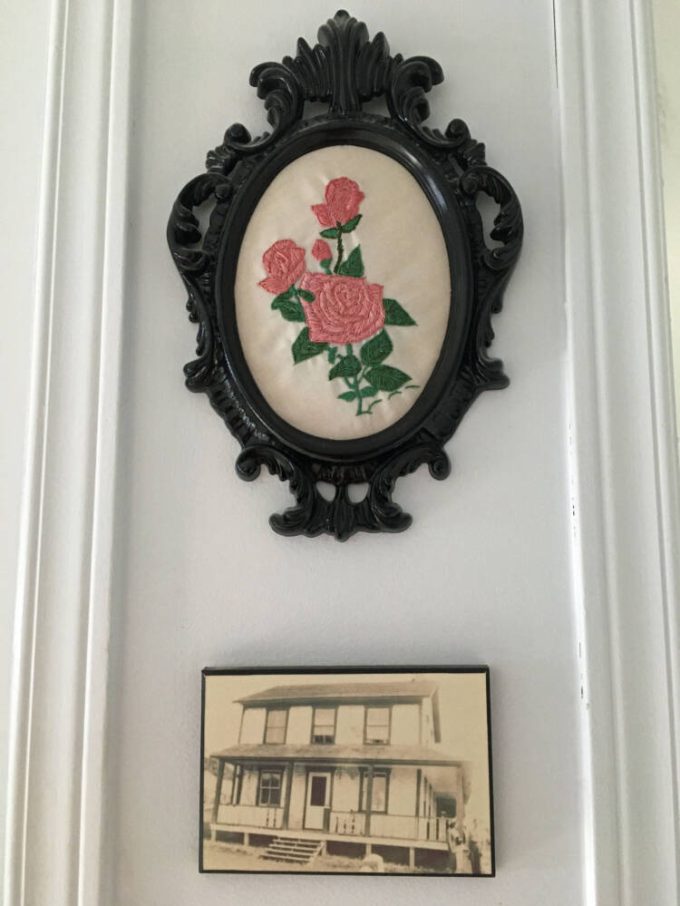 La photographie no 2 dans son contexte, dans l’actuelle résidence de Mme Evelyne Poirier.