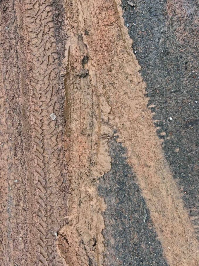 Contraste entre la couleur de la surface du sol et celle de fond au trou des Antoine