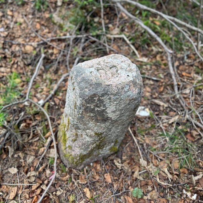 Borne 1 de 4. CRC 1834 engravé sur le dessus.