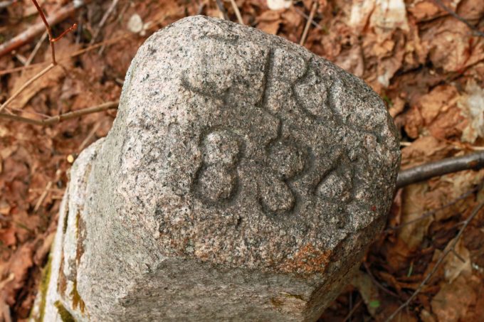 Borne 2 de 4. CRC 1834 engravé.
