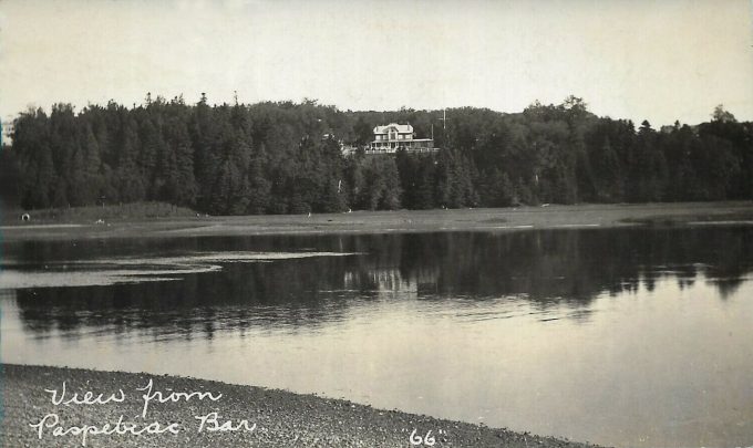 À l’ouest du bâtiment, Le Malakoff.