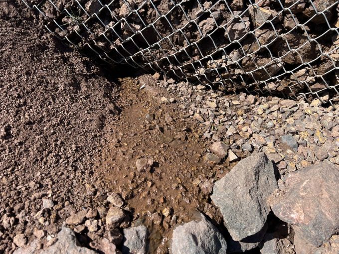 La petite source qui coule au nord, aujourd'hui perturbée par les aménagements