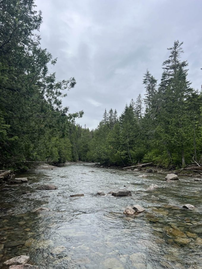 Aval de la rivière à l'ouest